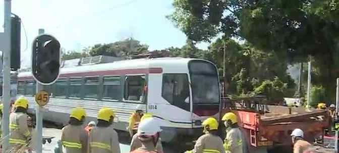 香港屯門一輕鐵列車與貨車相撞 致22人受傷