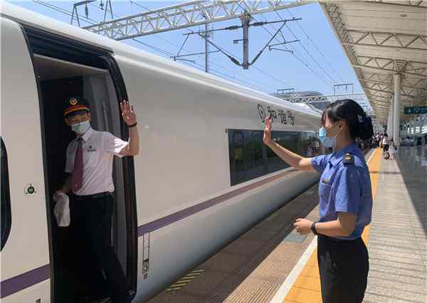 瑞安火車站 6年分居兩地 這次他開著動車來到瑞安站停在她面前