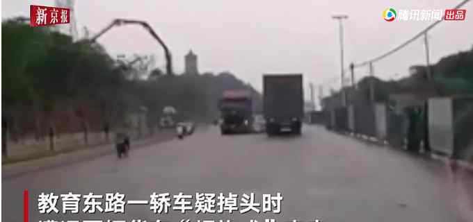 轎車行駛中突然失控遭兩貨車“螺旋式”夾擊 慘烈全程被拍