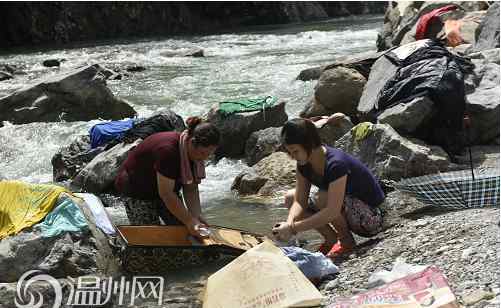 清掃淤泥 山早一日，見(jiàn)證沖不垮的溫州力量