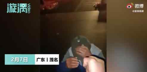 廣東一男子持菜刀逼老人當(dāng)街下跪 到底怎么回事