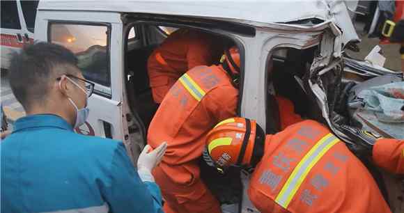 武隆車禍 重慶武隆：面包車追尾貨車發(fā)生車禍 致1死4傷