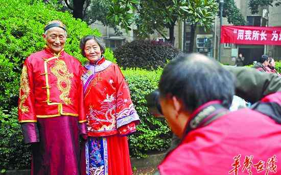 長(zhǎng)沙拍結(jié)婚照 長(zhǎng)沙金婚老人結(jié)婚57年 第一次拍婚紗照