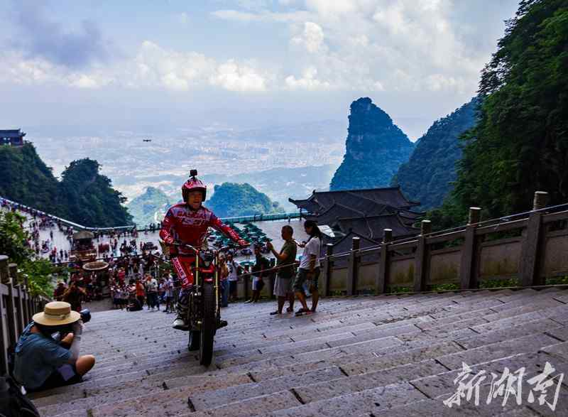 劉書宏 創(chuàng)世界紀(jì)錄！摩托車攀爬天門山999級石階步道挑戰(zhàn)成功