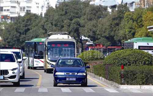 brt車輛專用車道 轎車闖BRT車道致公交乘客摔傷 轎車承擔賠償責任