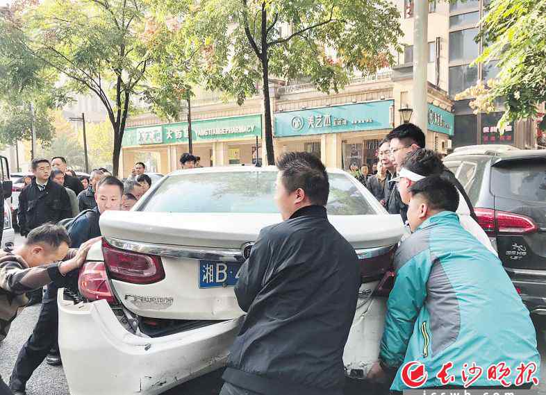 長沙車禍 長沙發(fā)生一起連環(huán)車禍 路人合力抬車，開辟“生命通道”