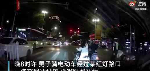 官方通報(bào)交警路口踹倒騎車男子 究竟發(fā)生了什么