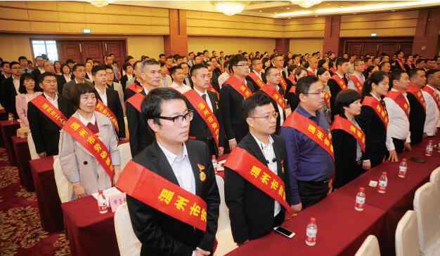 慶五一 溫州慶祝五一國際勞動節(jié)暨勞動模范表彰大會昨舉行