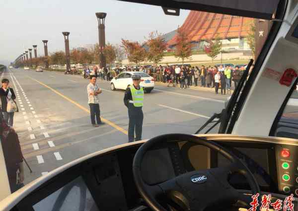 智軌列車 全球首列智軌列車株洲上路運行 多項“黑科技”護航