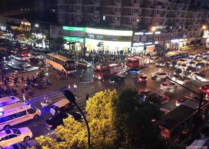 杭州競舟路車禍 杭州鬧市發(fā)生嚴(yán)重交通事故，已確認(rèn)2人身亡13人受傷　肇事者兒子：媽媽駕齡多年