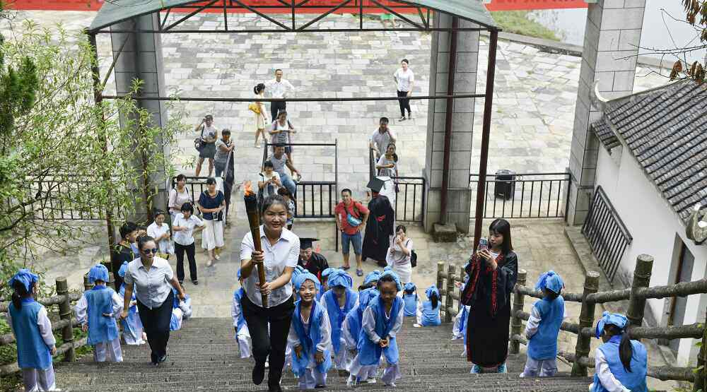 沅陵鶴鳴山小學 沅陵縣鶴鳴山小學新生舉行“發(fā)蒙啟智”儀式