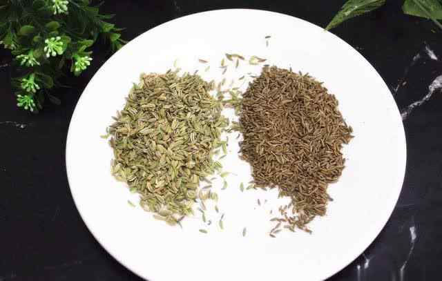 孜然和小茴香的區(qū)別 買(mǎi)孜然，要分清孜然和小茴香，長(zhǎng)得像但用途有差別，別再買(mǎi)錯(cuò)了