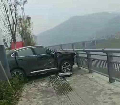 安康車禍 突發(fā)！安康恒口月濱大道發(fā)生一起車禍，倆車車頭均“毀容”