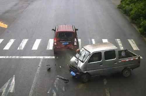 人頭撞出擋風玻璃 車禍司機人頭撞出擋風玻璃 驚險車禍只因為沒有系安全帶