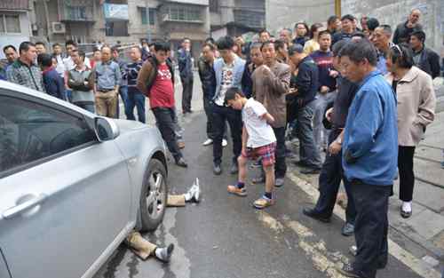 碰瓷后鉆車底索賠 湖南男子碰瓷后鉆車底索賠 精神有問題不給3000不起來