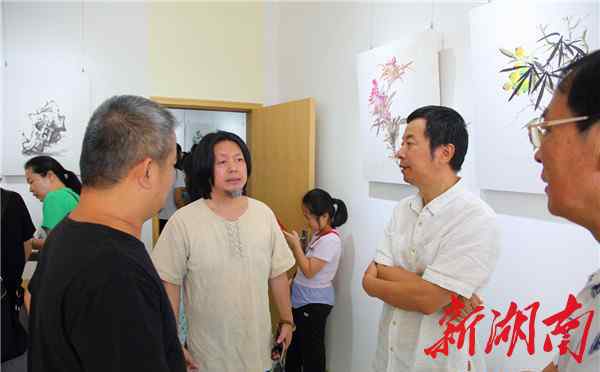 王永成 畫(huà)家王永成“拈花”玩“穿越” 擬古作品亮相“流動(dòng)展廳”