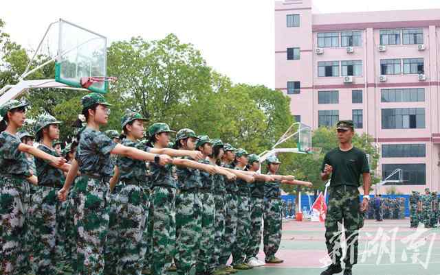 慈利一中 慈利縣第一中學(xué)舉行高一學(xué)生軍事訓(xùn)練