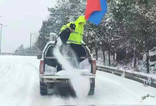 民警雪中撒鹽16公里為高危孕婦開道 到底是什么狀況？