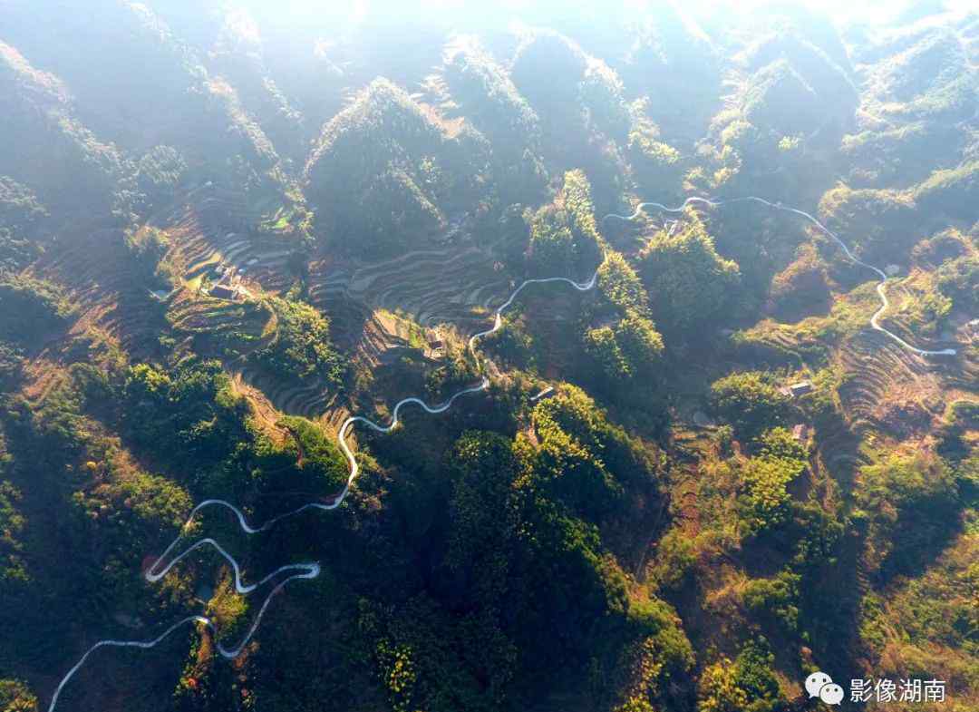 黃巢山 雙峰鄉(xiāng)村：從前泥水路，現(xiàn)今水泥路