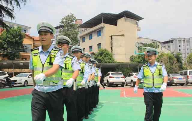 交通警察指揮手勢(shì) 交警大隊(duì)組織開(kāi)展交通警察指揮手勢(shì)訓(xùn)練