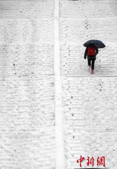 南京暴雪 南京暴雪仍將持續(xù) 民眾出行困難