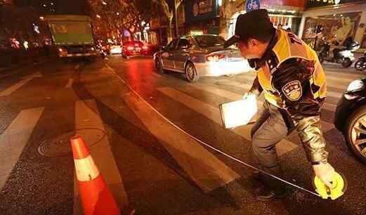 工程車碾軋電瓶車 畫面不忍直視原因讓人驚呆