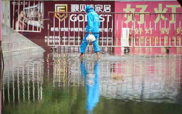 昆明淹水 一夜暴雨，昆明淹水最深50厘米，多地?cái)嘟?></a></li>
                </ul>
              </div>
              <div   id=