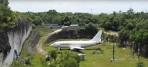 巴厘島飛機 神秘波音737飛機被棄巴厘島 引眾多游客前往參觀