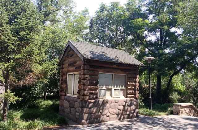 唐山鳳凰山公園 鳳凰山是唐山的母親山，鳳凰山公園更是見證了唐山解放后的發(fā)展史