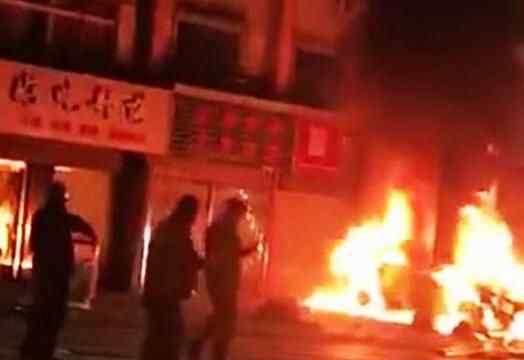 轎車撞石墩爆燃 背后真相是這樣太可怕了