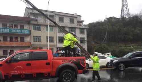 交警雨中托舉電線 究竟是怎么回事？