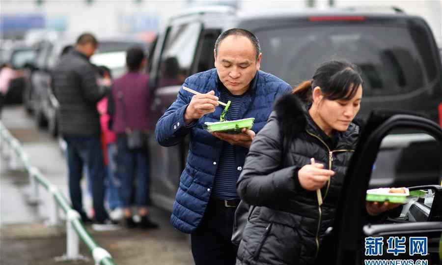 堵車圖片 實(shí)拍春節(jié)海口堵車圖片 春節(jié)瓊州海峽大霧致滯留圖