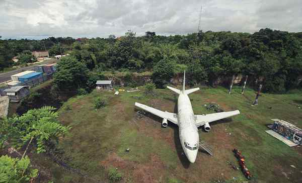 巴厘島飛機 神秘波音737飛機被棄巴厘島 引眾多游客前往參觀