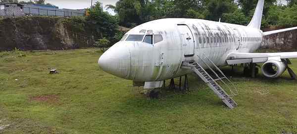 巴厘島飛機 神秘波音737飛機被棄巴厘島 引眾多游客前往參觀