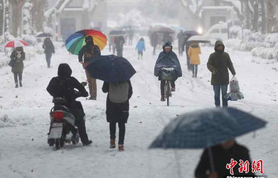 南京暴雪 南京暴雪仍將持續(xù) 民眾出行困難