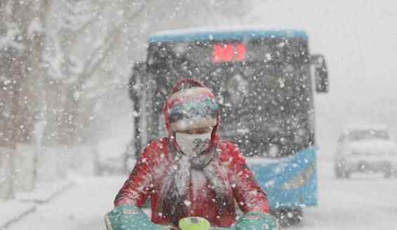 煙臺遭暴雪襲擊 路人成雪人簡直太嚇人了