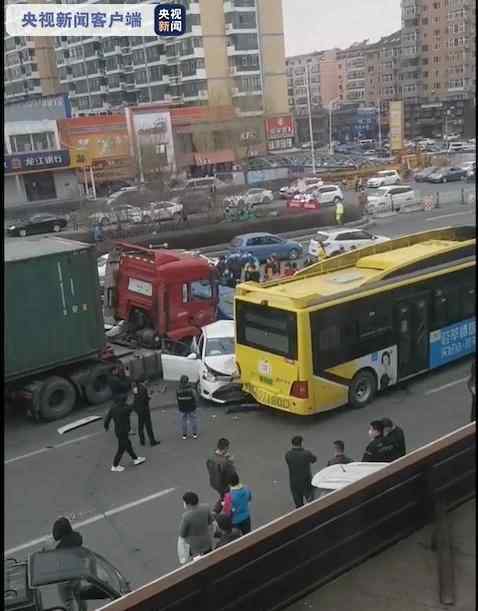 哈爾濱一重型半掛牽引車與多車刮撞 究竟發(fā)生了什么?