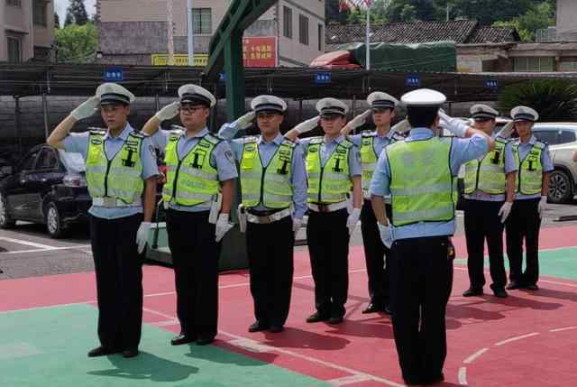 交通警察指揮手勢(shì) 交警大隊(duì)組織開(kāi)展交通警察指揮手勢(shì)訓(xùn)練