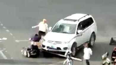 越野車逆行沖撞 為什么撞人？