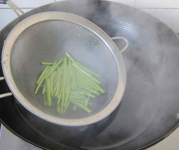 蘆蒿怎么吃 金針菇拌蘆蒿豆干怎么做 金針菇拌蘆蒿豆干做法及配料