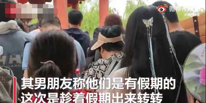 “走馬觀花”式旅游？女子景區(qū)人流中抱電腦邊走邊工作