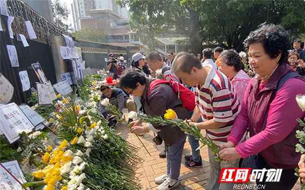 向佐吊唁羅伯 清潔工羅伯“頭七”，市民前往悼念數(shù)度哽咽