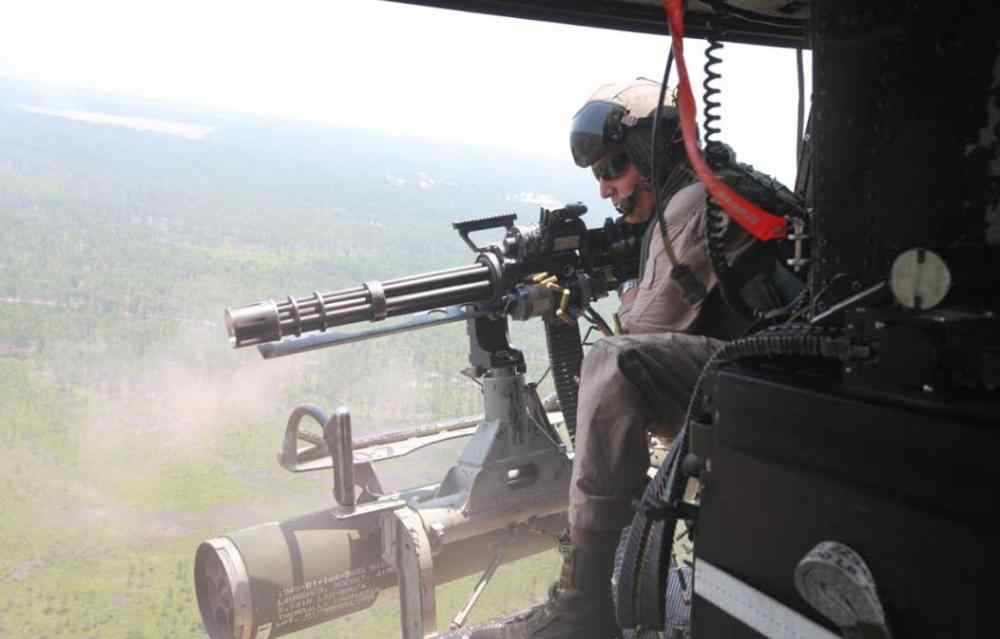 加特林六管重機(jī)槍 136年前的加特林機(jī)槍，黃銅造槍身，罕見的十根槍管，標(biāo)尺射程900米