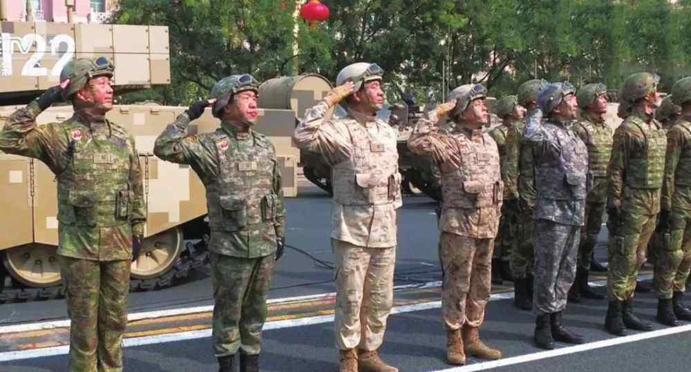 新式軍牌 將陸續(xù)配發(fā)全軍部隊的新式迷彩服啥樣？一個字，就是“帥”