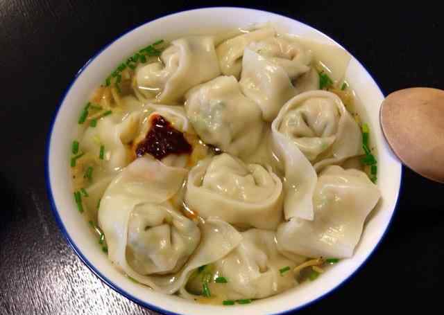 蝦仁餛飩 兩塊錢一個的蝦仁餛飩，一碗十個，老板賣了十幾年，食客：真便宜