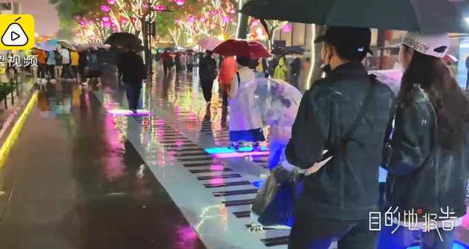 大唐不夜城游客暴雨中排百米長隊 游客：大雨也澆不滅我出游熱情