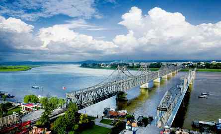 鴨綠江大橋 一座鴨綠江大橋，連接的卻是兩個(gè)世界