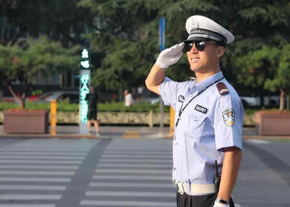 最帥交警 “西安最帥交警”楊鵬：帥在制服 帥在交警鐵軍精神