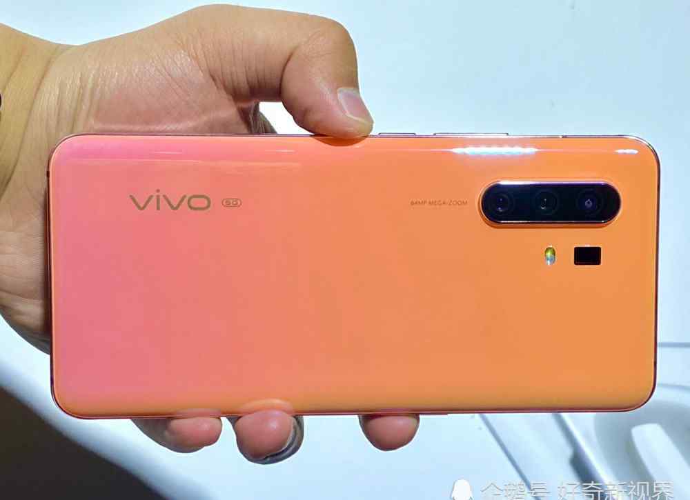 挖孔屏 感受下全球屏內(nèi)挖孔最小的手機？vivo x30告訴你，挖孔屏也可以很美