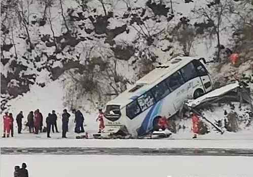 死亡人數(shù)37 吉林一客車墜落，該車實(shí)載37人，死亡人數(shù)上升至6人